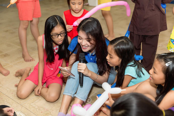 &Aacute; hậu Thuỳ Dung mang 600 phần qu&agrave; từ thiện đến với trẻ em mồ c&ocirc;i nh&acirc;n dịp Trung thu