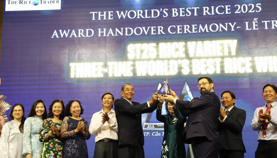 Ông Jeremy Zwinger, Chủ tịch kiêm CEO Tổ chức The Rice Trader, trao cúp Gạo ngon nhất thế giới năm 2025 cho ông Hồ Quang Cua sáng 2-2 - Ảnh: CHÍ QUỐC/Tuổi trẻ