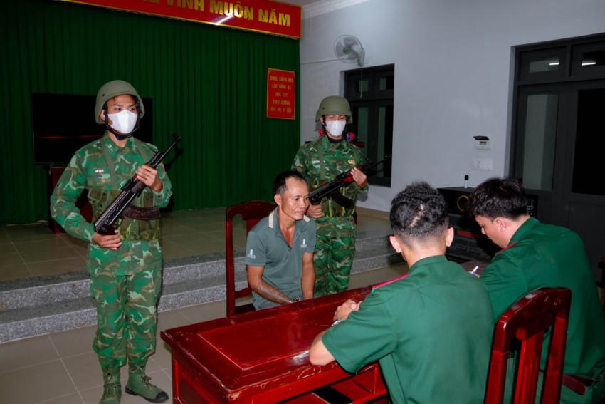 Tổ công tác đồn Biên phòng Vĩnh Châu lấy lời khai đối tượng Diệp Kết.
