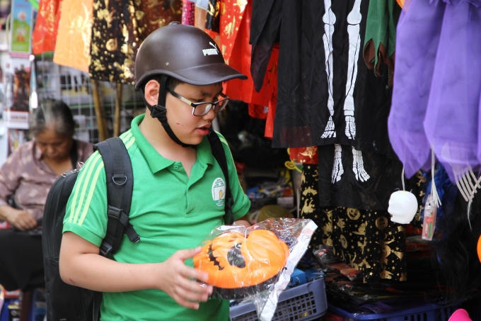 Mặt nạ ma quái là thứ các em rất thích thú.