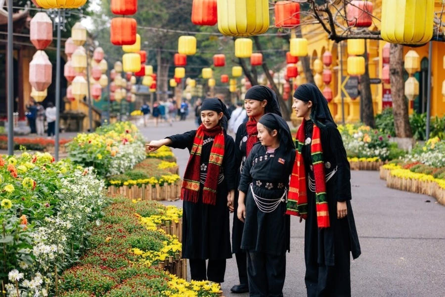 Đường hoa Tết diễn ra đến hết mùng 6 tháng Giêng năm Bính Ngọ.