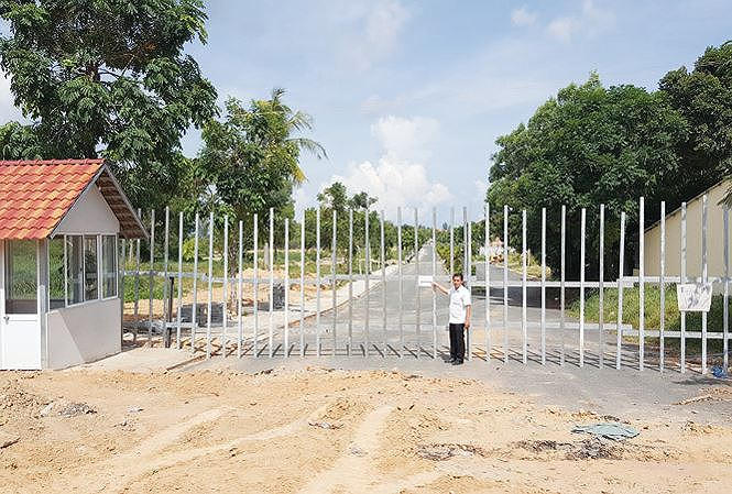 Tranh chấp đất đai, một nhà đầu tư bị dân rào lại bít cả lối vào tại Bãi Trường.