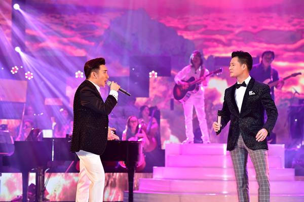 Quang Hà nắm tay Phương Thanh và Siu Black lại gần nhau trong Live Concert