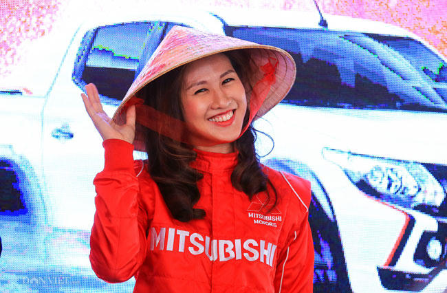 Leona Chin tạo dáng bên chiếc nón truyền thống của Việt Nam.