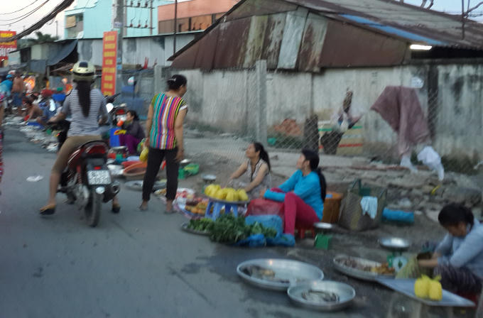 Lòng đường đối diện chợ Thuận Đạt (Hưng Long, Ấp 6, xã Hưng Long, H. Bình Chánh) bị chiếm dụng buôn bán.