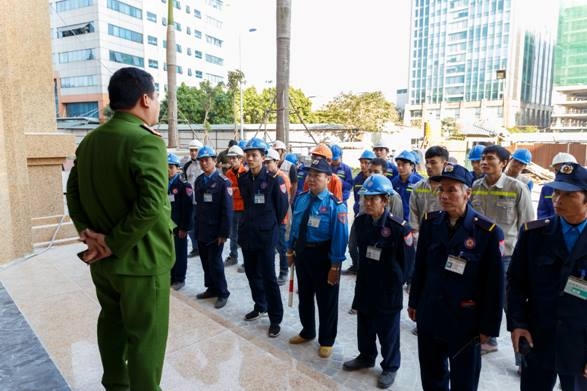 Cán bộ Ban quản lý và cư dân đang lắng nghe phần hướng dẫn của Phòng cảnh sát phòng cháy chữa cháy.