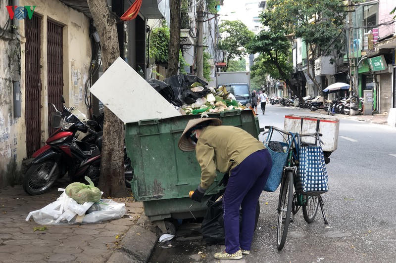 nang nong 40 do, pho phuong ha noi nghet tho vi rac boc mui xu ue hinh 4