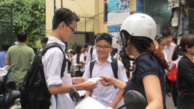 Đề thi Toán năm nay được các thí sinh đánh giá vừa sức và tự tin đạt điểm khá trở lên. (ảnh: Thu Hường)