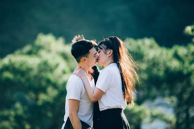 Trang chia sẻ: “Anh có hẹn mình đi chơi nhiều lần nhưng mình cứ chối từ thôi. Sau đó anh có rủ đi xem phim đúng hôm mình đang chán nên đồng ý đi cùng. Vào rạp chiếu phim thì anh cứ đưa bỏng ngô cho mình, tự nhiên thấy anh này cũng dễ thương chứ không đáng ghét như mình nghĩ”.