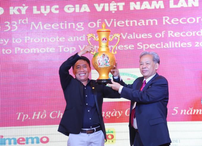 TS Thang Văn Ph&uacute;c trao biểu tượng Kỷ lục đặc biệt đến KLG Nguyễn Ph&ugrave;ng Phong v&agrave; tặng hoa cho đội tuyển Si&ecirc;u tr&iacute; nhớ.