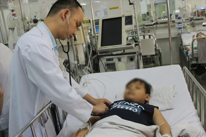Các bác sỹ Bệnh viện Nhi đồng 1 TP HCM thăm khám cho bé. Ảnh: laodong.vn