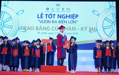 Một sinh viên nhận bằng tốt nghiệp tại lễ trao bằng