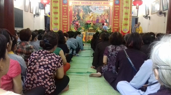 Đại lễ Phật Đản 2016 thu hút sự tham dự của hàng trăm tăng ni, phật tử và nhân dân địa phương.