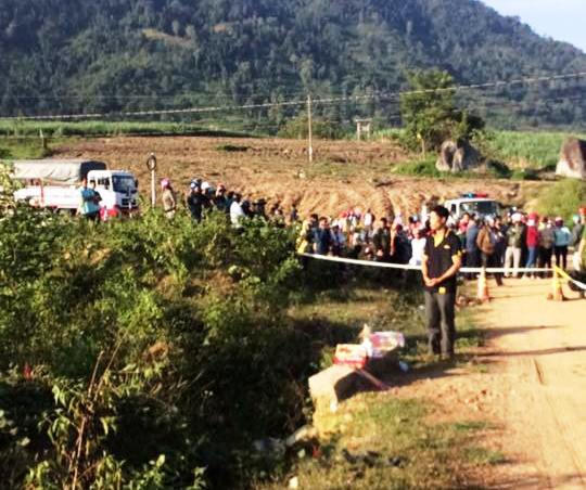 Rất nhiều người dân đến hiện trường chứng kiến cái chết đau lòng của chị PH