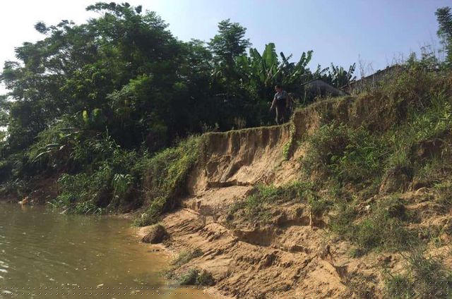 Nhà anh Đoàn Thanh Long trước nguy cơ bị sông Ngàn Sâu nuốt chửng.
