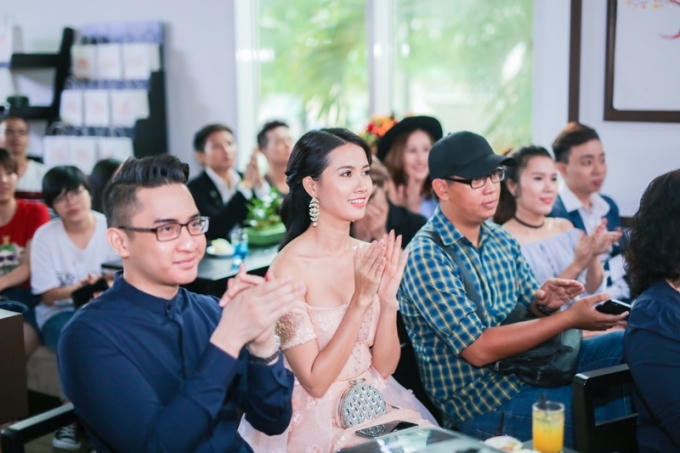 Phan Thị Mơ diện váy trễ nải vai trần đến chúc mừng Phạm Hồng Minh ra MV