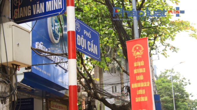Các băng rôn, khẩu hiệu được đặt tại phố Đội Cấn - Ba Đình - Hà Nội.