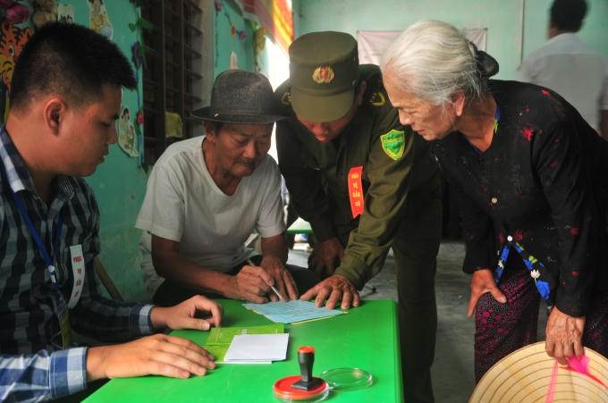 Mỗi lá phiếu được các cử tri kiểm tra đi kiểm tra lại kỹ lưỡng dưới sự huớng dẫn của tổ bầu cử. Dù mắt không nhìn rõ tay run nhưng nhiều cụ vẫn muốn tự tay bầu chọn những đại biểu ưu tú nhất cho đất nước.