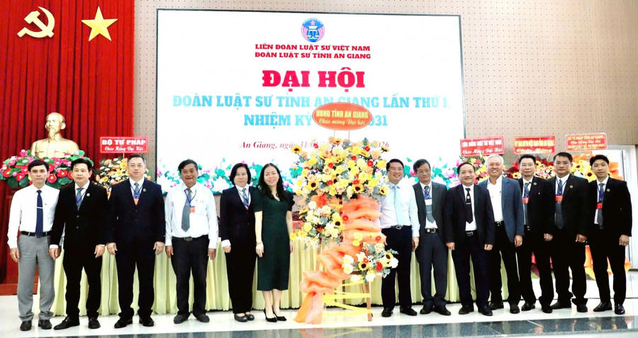 Phó Chủ tịch UBND tỉnh An Giang Lê Trung Hồ tặng hoa chúc mừng Đại hội Đoàn Luật sư tỉnh An Giang lần thứ I, nhiệm kỳ 2026 - 2031.