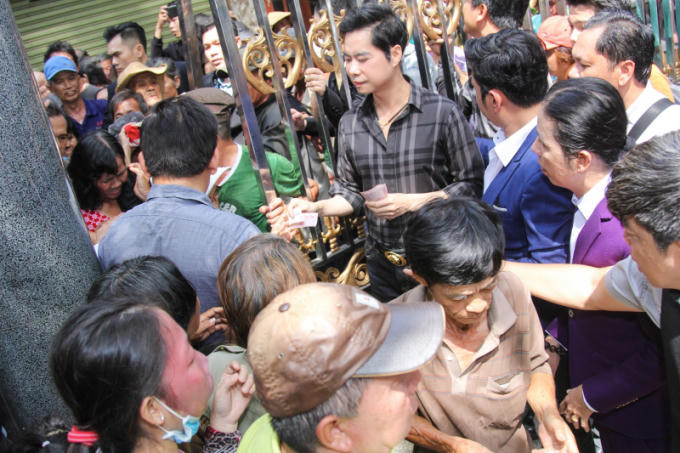Trong cuộc sống, danh ca Ngọc Sơn luôn tâm niệm rằng "thi ân bất cầu báo", lấy giúp đỡ mọi người làm niềm vui cho bản thân mà không cần bất kỳ sự báo đáp nào.