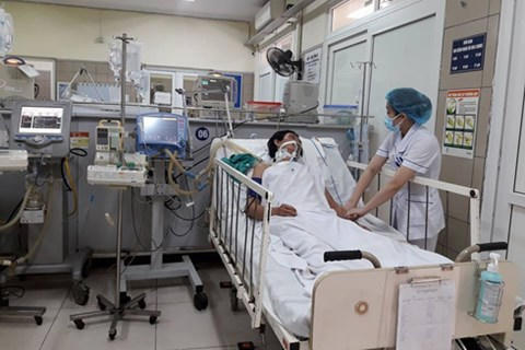 Một trong 2 bệnh nhân ngộ độc methanol mới nhất vẫn đang hôn mê.