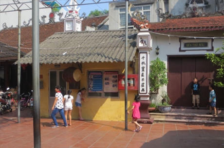 Trường tiểu học Nguyễn Bá Ngọc, quận Ba Đình, Hà Nội nằm sát cạnh đình Kim Mã Thượng.