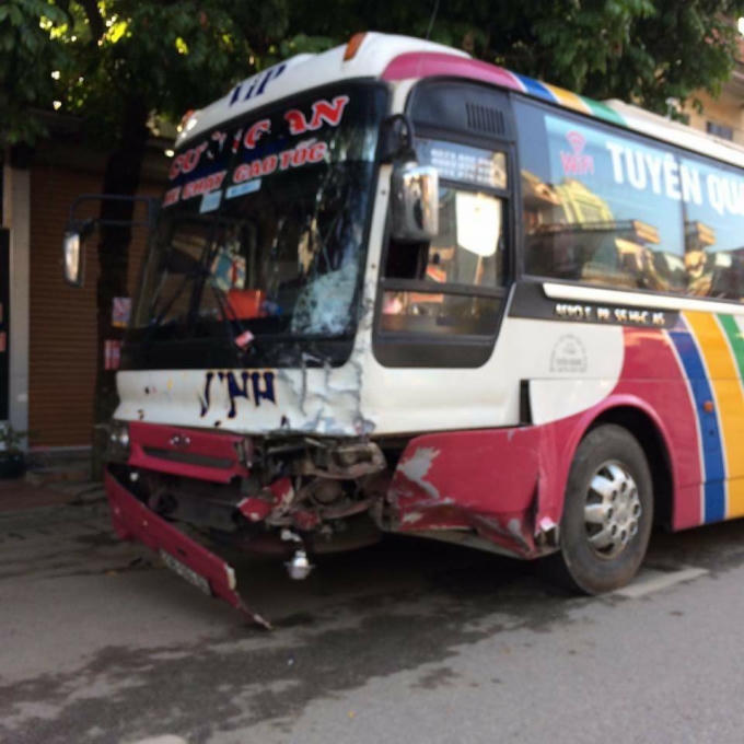 Xe khách hư hỏng nhẹ phần đầu.