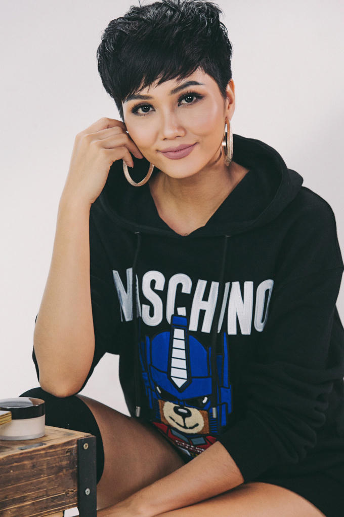 Hoa hậu H’hen Niê “dở khóc dở cười” khi cải trang phỏng vấn người đi đường