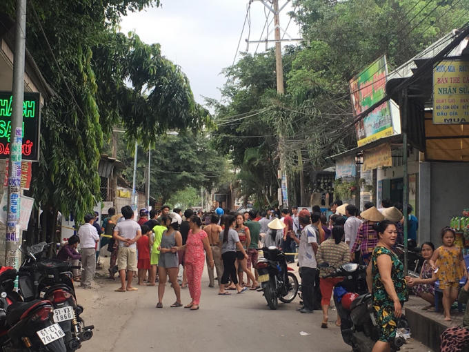 Khu vực phát hiện sự việc được bảo vệ nghiêm ngặt. Rất đông người dân kéo tới theo dõi.
