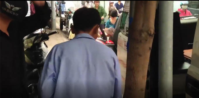 Người đàn ông là bệnh nhân đang được Xe cấp cứu Bệnh viện Đông Đô chở. Ảnh cắt từ Clip.