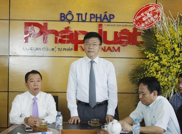 Bộ trưởng Bộ Tư pháp Lê Thành Long phát biểu tại buổi thăm và chúc mừng Báo pháp luật Việt Nam nhân ngày Báo chí Cách mạng Việt Nam.
