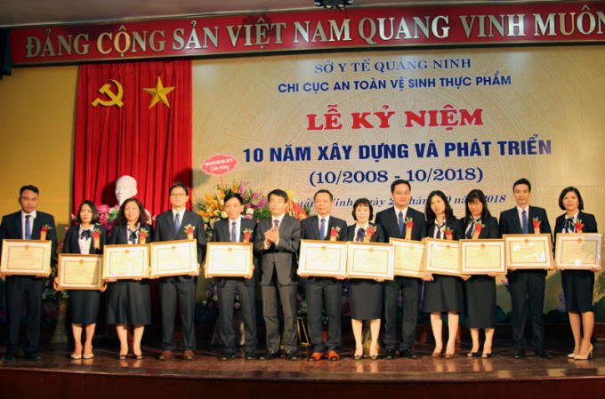 Tặng giấy khen cho các cá nhân có thành tích xuất sắc của Chi cục.