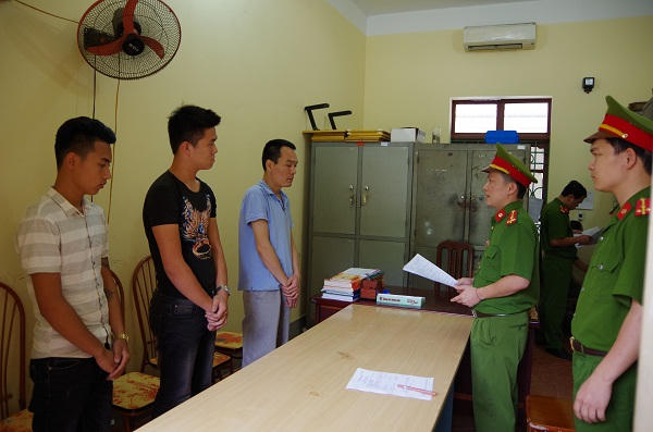 Cơ quan điều tra tống đạt quyết định khởi tố các đối tượng mang quan tài đi đòi nợ gây rối trật tự công cộng.