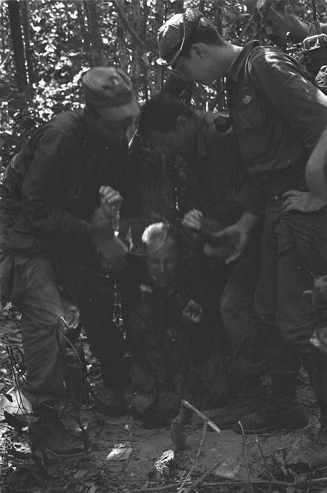 Một lính Mỹ bị thương khi xâm nhập địa đạo