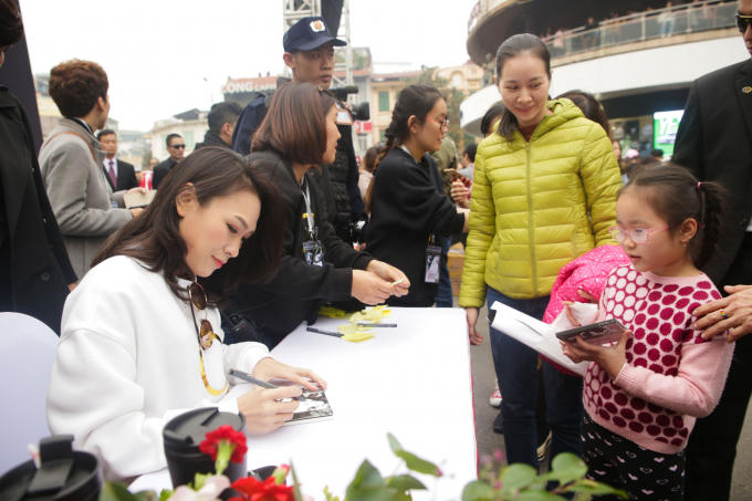 Mỹ T&acirc;m x&uacute;c động khi nhiều fans đồng thanh h&aacute;t c&ugrave;ng c&ocirc; trong loạt tiết mục mới nhất