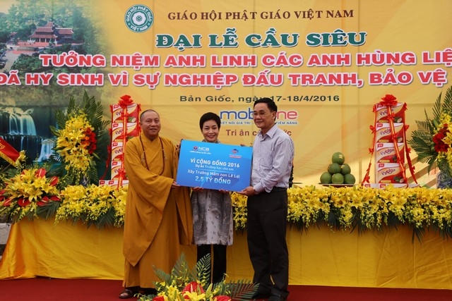 GHPGVN cùng Đại diện các Doanh nghiệp trao quà từ thiện.