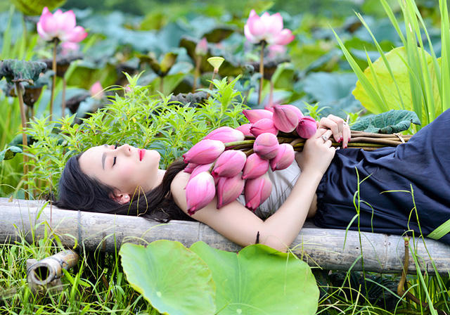 Chiếc cầu đơn sơ trên đầm sen là nơi tạo dáng của các bạn trẻ