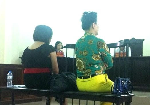 Bị cáo Huyền (áo đen) và Nga tại tòa.
