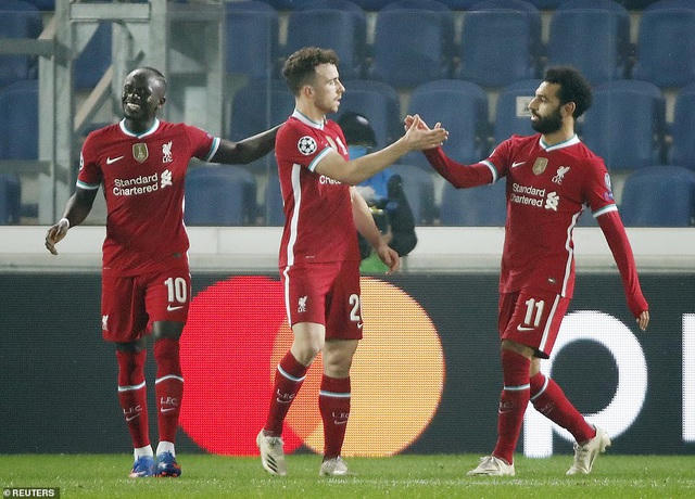 Diogo Jota (giữa) là người hùng của Liverpool khi đóng góp cú hat-trick