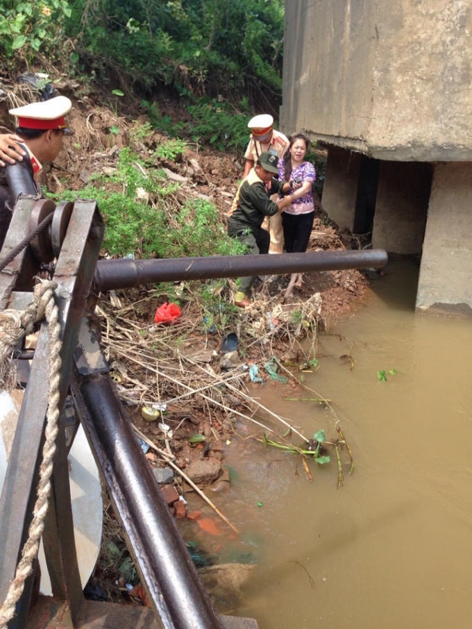 Lực lượng thuộc đội CSGT số 5 đã kịp thời cứu người phụ nữ nhảy cầu Chương Dương.