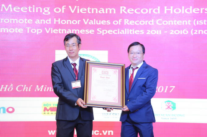 &Ocirc;ng Dương Duy L&acirc;m Vi&ecirc;n &ndash; Tổng thư k&yacute; TW Hội Kỷ lục gia Việt Nam ki&ecirc;m GĐ điều h&agrave;nh Tổ chức Kỷ lục Việt Nam trao quyết định cho &ocirc;ng Đặng Ho&agrave;ng Anh -&nbsp;Điều h&agrave;nh hoạt động Trung t&acirc;m Best Việt Nam trực thuộc Tổ chức Kỷ lục Việt Nam.