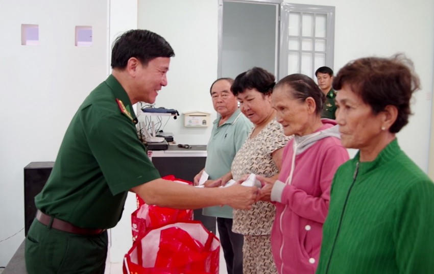 Đại tá Dương Văn Dược Bí thư Đảng ủy, Chính ủy Ban Chỉ huy Bộ đội Biên phòng tỉnh trao quà cho Nhân dân tại ngày hội