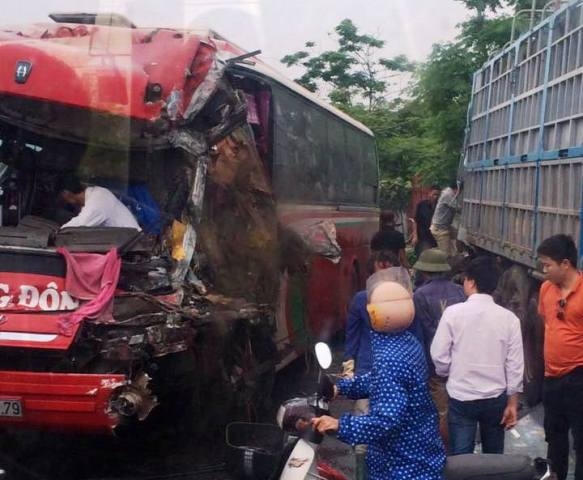 Đầu xe khách phía ghế ngồi cảu tài xế bị hư hỏng nặng.