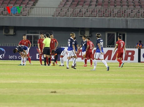 ... do trước đó 10 phút, Đình Luật nhận thẻ đỏ trực tiếp và bị truất quyền thi đấu sau tình huống phạm lỗi với Chan Vathanaka.