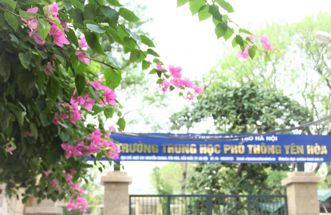 Cây hoa giấy phát triển nhanh trong điều kiện đất giàu dinh dưỡng, tơi xốp- thoát nước tốt. Nước cần thiết trong mọi giai đoạn sinh trưởng của cây. Cây hoa giấy có thể cắt ghép để tạo một gốc nhiều màu lá bắc của cụm hoa.