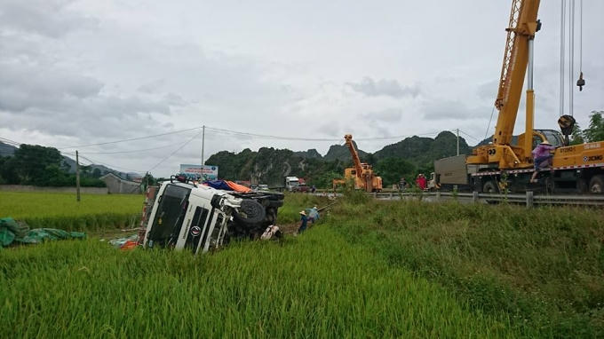 Lạng Sơn: Xe tải chở sắn lao xuống ruộng, t&agrave;i xế may mắn tho&aacute;t chết
