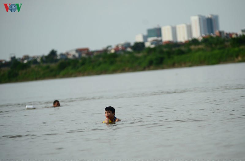 Cứ mỗi dịp hè về, tại Hà Nội và các địa phương luôn diễn ra rất nhiều trường hợp đuối nước thương tâm liên quan đến việc ra ao, hồ, sông, suối tắm giải nhiệt.