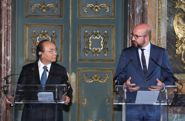 Thủ tướng Nguyễn Xuân Phúc và Thủ tướng Bỉ Charles Michel tại cuộc gặp gỡ báo chí sau hội đàm.