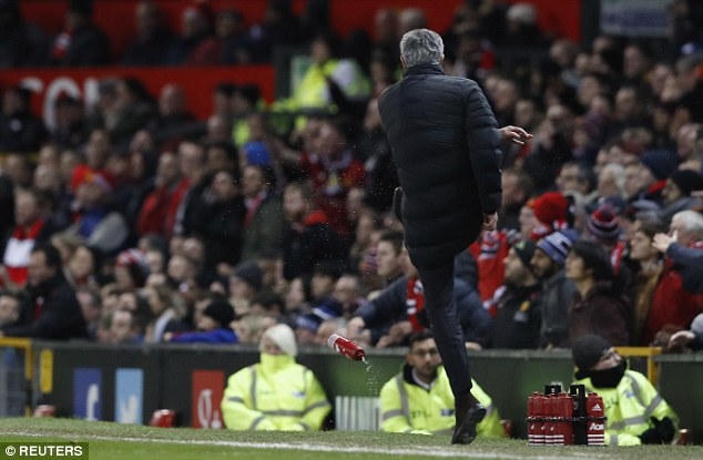 Mourinho đá bay chai nước trong lúc tức giận.