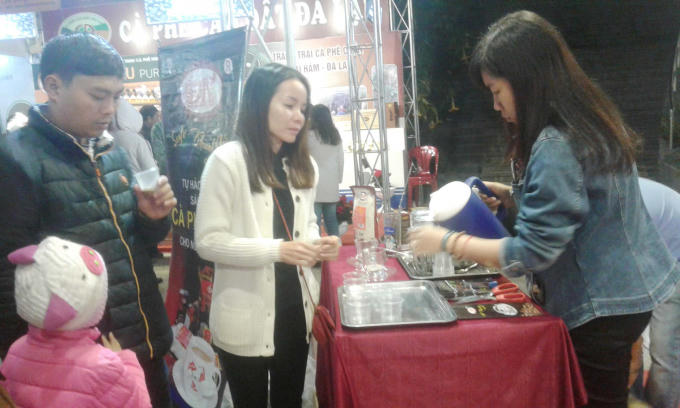 Du khách tham quan và thưởng thức cà phê ở các gian hàng trưng bày.